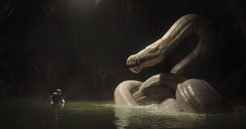 Criatura acuática — The Mandalorian and Grogu Criatura serpentina emergiendo del agua frente a un personaje.
