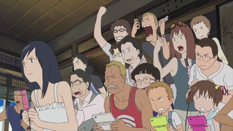 Familia Shinohara reunida — Summer Wars Grupo de personas reunidas en una sala tradicional japonesa, muchos sosteniendo consolas portátiles y teléfonos.