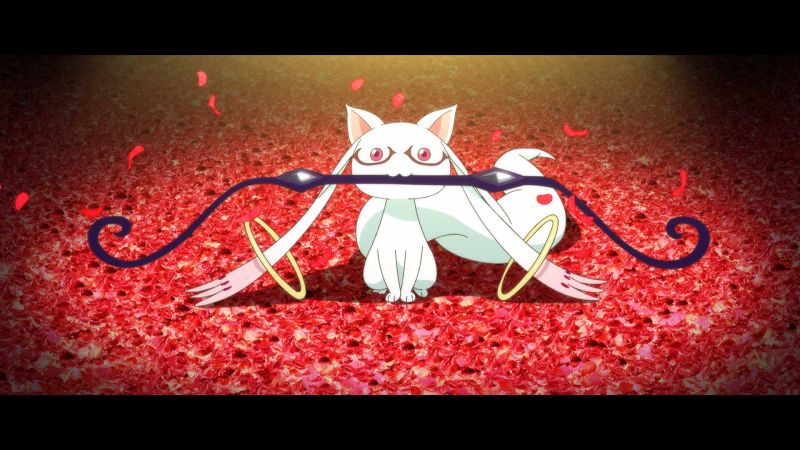 Kyubey sosteniendo una gema del alma con la boca sobre un fondo cubierto de pétalos rojos.