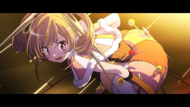 Mami Tomoe en una secuencia de acción rodeada de alfileres y elementos decorativos con iluminación dorada.