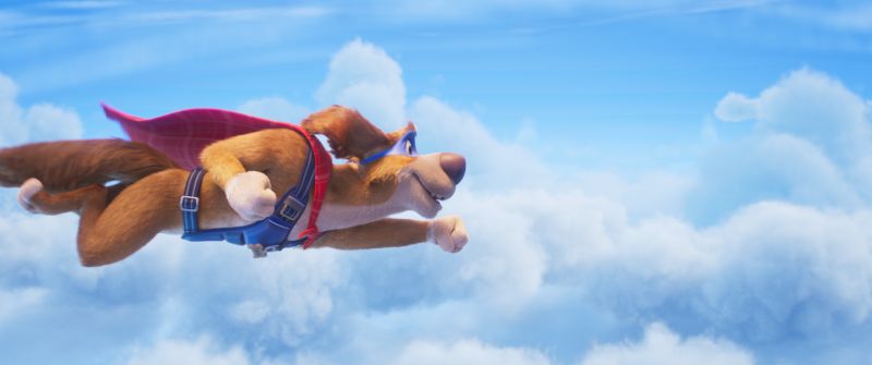 Vuelo Heroico de Charlie El perro Charlie equipado con antifaz y capa roja volando velozmente a través de un cielo azul despejado lleno de nubes blancas.