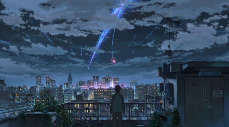 Taki de espaldas en una azotea de Tokio observando maravillado un cometa brillante que cruza el cielo nocturno lleno de nubes y luces de la ciudad.