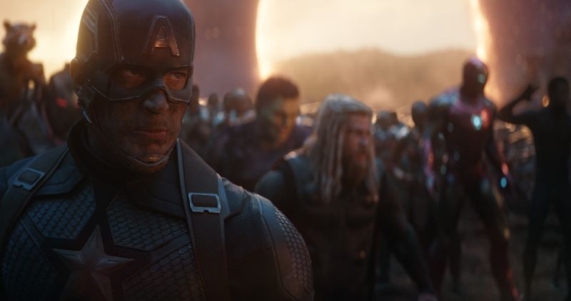 Tony Stark, Steve Rogers, Natasha Romanoff, Rhodey, Clint Barton, Scott Lang, Rocket y Nebula reunidos en la sala del complejo de los Vengadores planeando el atraco al tiempo.