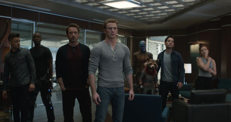 Natasha Romanoff y Clint Barton frente a frente en una escena íntima dentro de la nave espacial antes de su misión en Vormir.