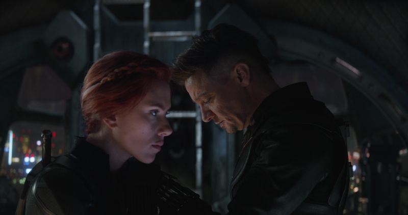 Carga multitudinaria de todos los Vengadores, ejércitos de Wakanda y Asgard liderados por Ant-Man gigante y la Capitan Marvel en el clímax de la batalla final.
