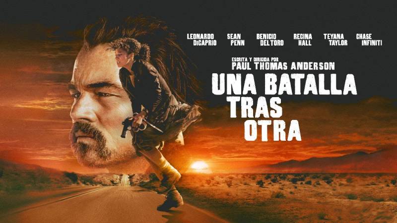 Póster de Una batalla tras otra Arte promocional con un rostro masculino en primer plano sobre un paisaje desértico al atardecer, acompañado de una figura femenina en posición de acción sosteniendo un arma.