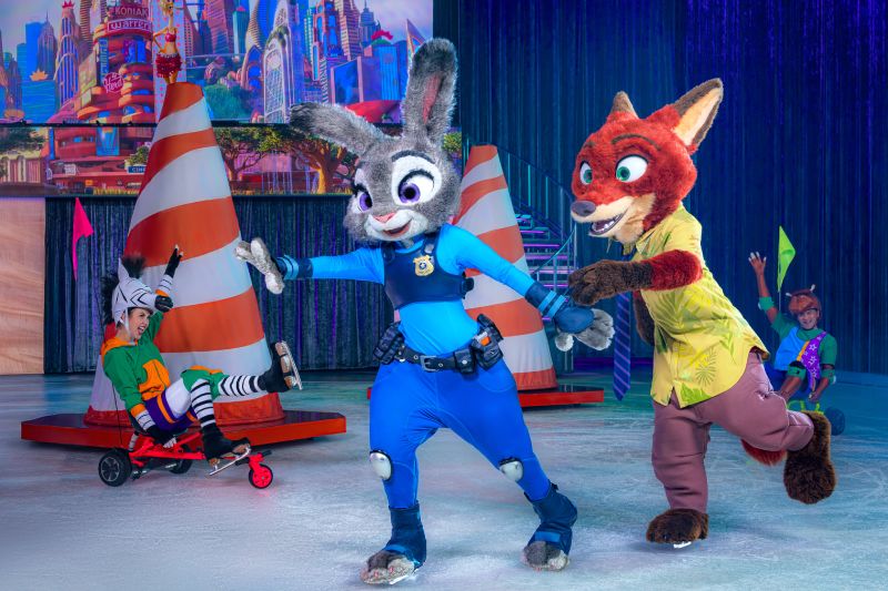 Judy Hopps y Nick Wilde patinan entre conos gigantes en un número inspirado en Zootopia.