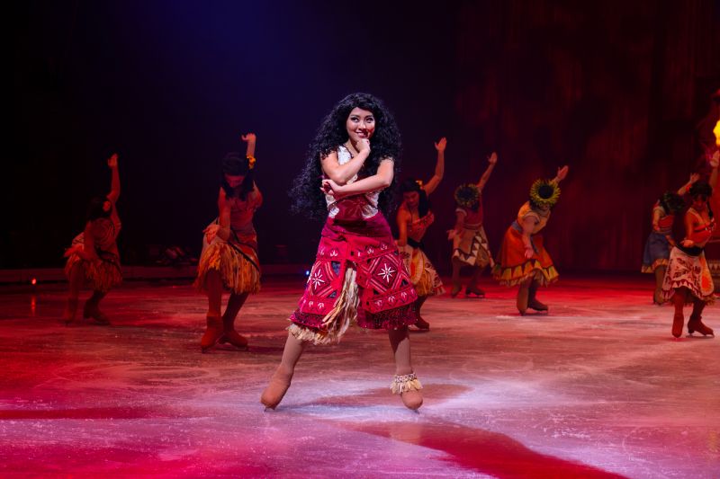 Moana lidera una coreografía inspirada en danzas isleñas con un grupo de intérpretes en segundo plano.