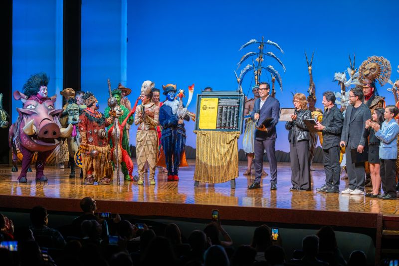 Carlos Rivera devela la placa por 500 representaciones del musical 