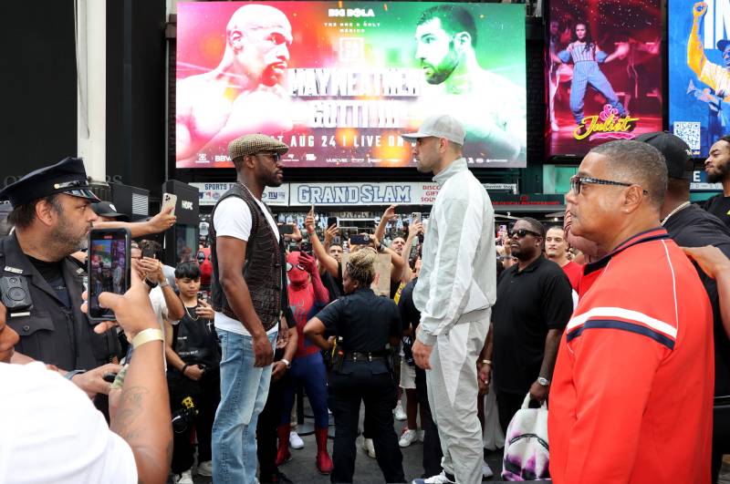 Mayweather vs Gotti III se encaran previo a su encuentro en CDMX