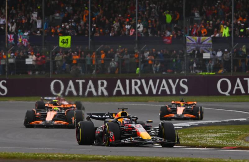 Verstappen termina segundo y Pérez abandona en un Gran Premio de Gran Bretaña lleno de altibajos