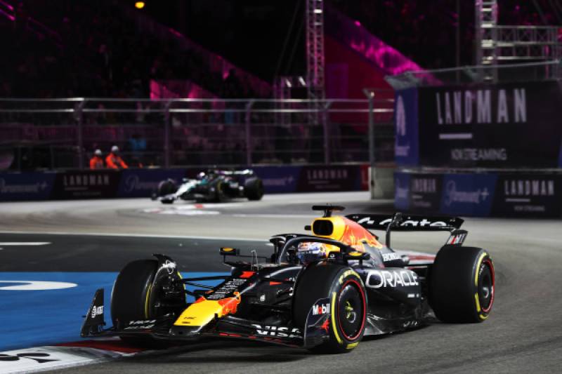 Verstappen domina en Las Vegas; Hadjar finaliza sexto