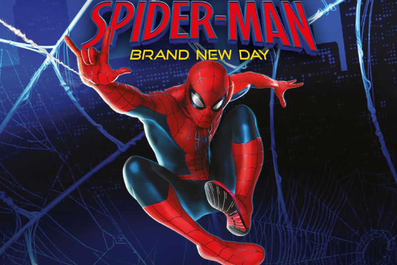 Ilustración oficial del héroe de cómic Spider-Man para la promoción de la película Spider-Man Brand New Day. En el centro de la imagen aparece el personaje vestido con su traje rojo y azul clásico de textura arácnida, en una postura dinámica agachada en el aire mirando hacia al frente mientras proyecta una telaraña blanca desde su mano derecha hacia la esquina superior izquierda. Al fondo se observa una ilustración azul oscuro de siluetas de rascacielos y telarañas cruzadas. En la parte superior central destaca el título Spider-Man escrito en letras rojas con borde blanco y la leyenda Brand New Day justo debajo en color amarillo brillante.