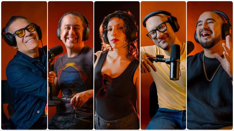 Talentos del Dojo de Doblaje en CCXP México 2026 Cinco personas con audífonos frente a micrófonos, cada una en su propio panel, en un entorno de grabación iluminado en tonos cálidos.