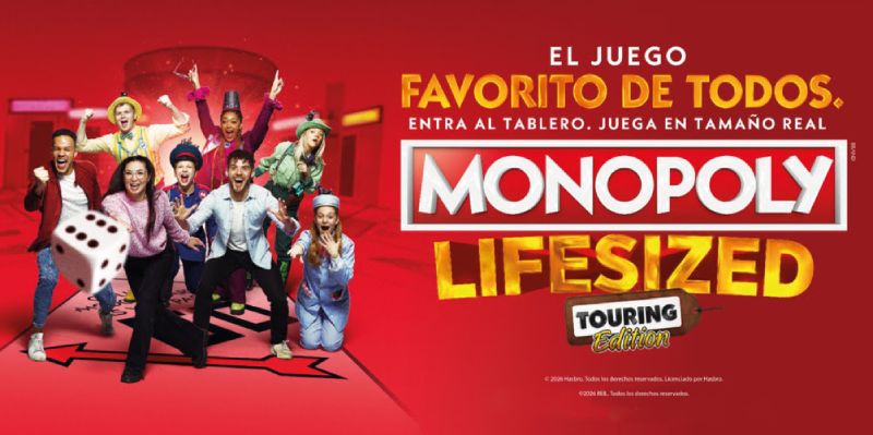 Promocional sobre fondo rojo de la atracción MONOPOLY LIFESIZED Touring Edition que muestra a un grupo de personas sonrientes corriendo sobre una casilla de tablero gigante, junto al logotipo oficial y el texto de la experiencia inmersiva.
