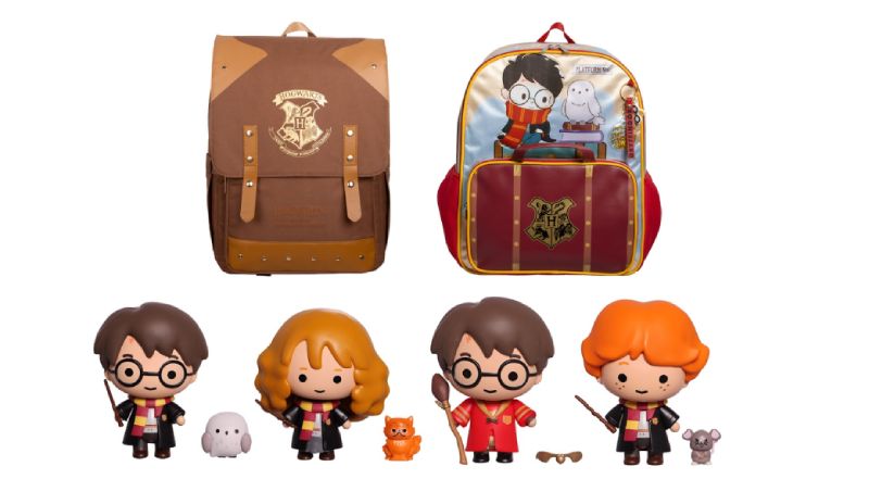 Arte promocional del evento Back to Hogwarts mostrando mochilas Ruz con el escudo de Hogwarts y figuras estilizadas de Harry Potter, Hermione Granger y Ron Weasley con sus mascotas.