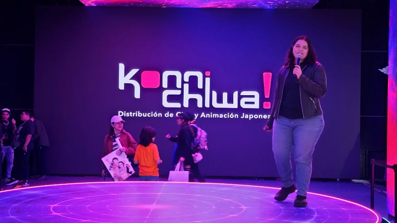 Presentación de Konnichiwa! Distribución en el escenario central 360 grados iluminado en tonos violeta y neón en InSpace Polanco.