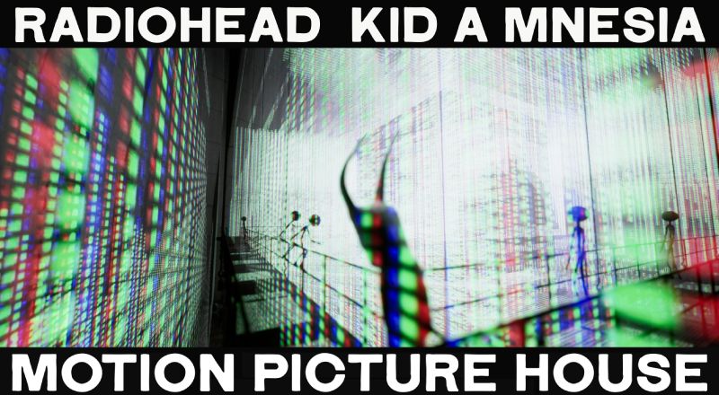 Promocional gráfico de la instalación audiovisual donde se observan dos marcos de texto negros con letras blancas en la parte superior e inferior que leen RADIOHEAD KID A MNESIA y MOTION PICTURE HOUSE. Al centro se muestra una toma interior de una sala de exhibición iluminada con proyectores de luz digital, líneas de código multicolor y figuras estilizadas de alienígenas sobre una pasarela.