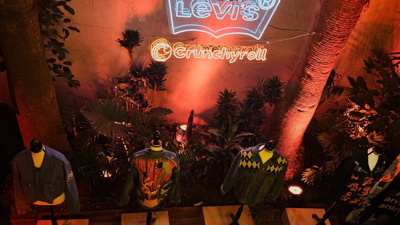 Colaboración Levi’s x Crunchyroll – Colección 2026 Exhibición de chamarras intervenidas por artistas mexicanos en un espacio iluminado con neón y ambientación tropical.