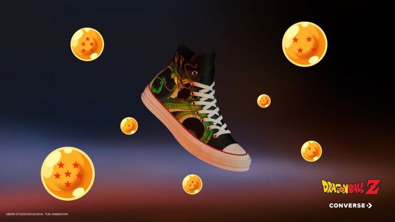 Zapatilla Chuck 70 de la colección Converse x Dragon Ball Z Fotografía de producto de una zapatilla de lona negra de corte alto modelo Chuck 70 con un estampado lateral que ilustra al dragón Shenlong de Dragon Ball Z sobre un fondo oscuro, rodeada de esferas del dragón flotantes en animación digital.