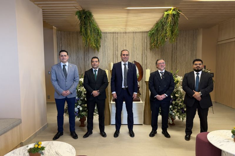 Gayosso presenta su nueva etapa de modernización Cinco personas en traje posando en un espacio interior moderno con elementos naturales, arreglos florales y mobiliario contemporáneo.