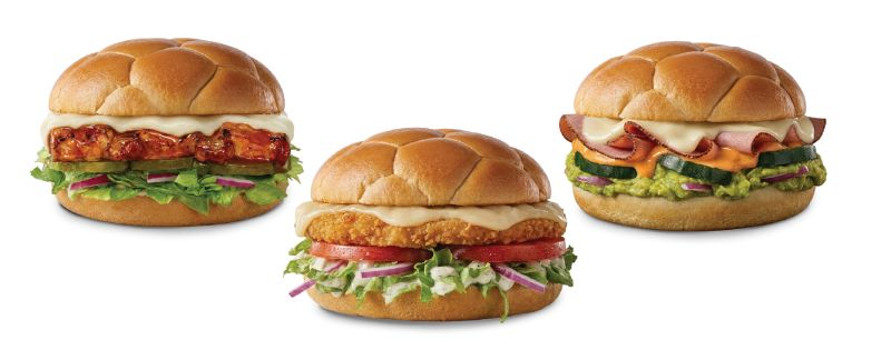 Fotografía publicitaria sobre fondo blanco de los tres sándwiches "Golazo" de Subway, preparados en pan redondo con textura esculpida de balón de fútbol. De izquierda a derecha se muestran las versiones de Costillitas BBQ, Milanesa de Pollo y Jamón y Queso con Guacamole con sus respectivos ingredientes visibles.