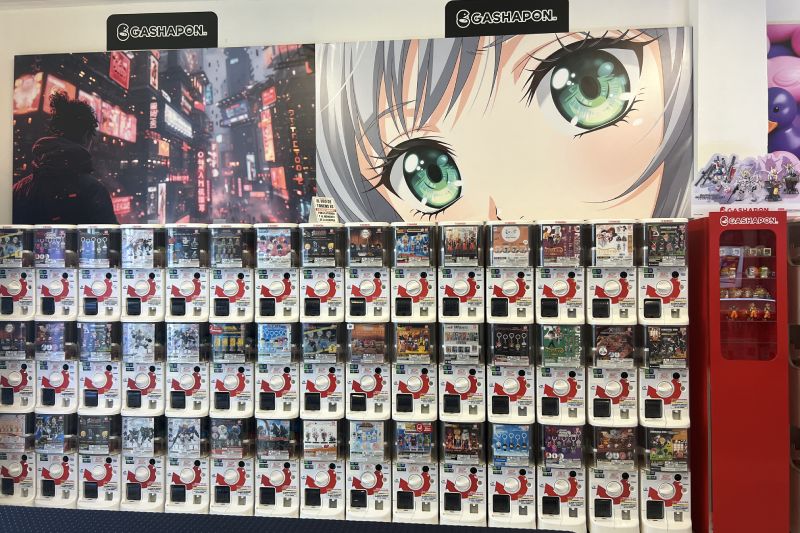 Máquinas Gashapon instaladas en PikaShop Fila de máquinas de cápsulas con exhibidores de colecciones temáticas en un espacio dedicado al coleccionismo.