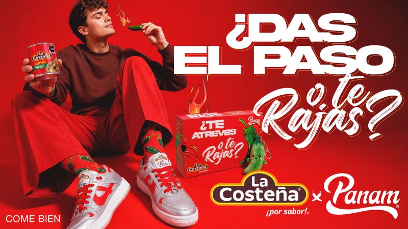 Edición limitada de tenis PANAM en colaboración con La Costeña Promocional publicitario de la colaboración donde un joven sentado sostiene una lata de chiles jalapeños enfrente de una caja de calzado roja. El modelo porta los tenis de acabado plateado con detalles rojos, acompañados de calcetines con estampados de chiles y el logotipo de ambas marcas al lado de la frase ¿Te atreves o te rajas?.