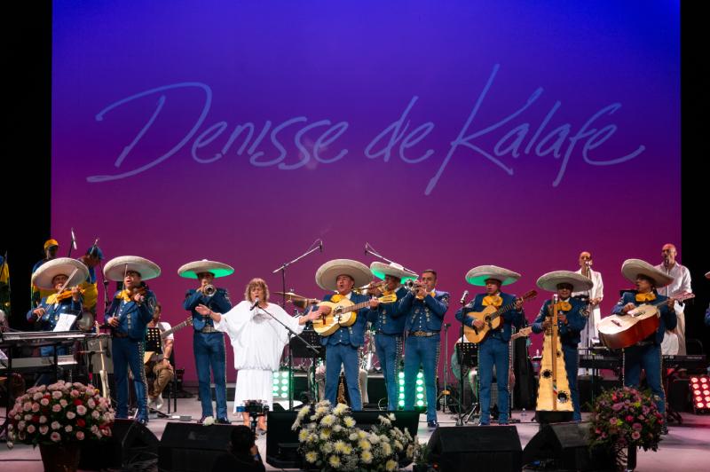 Denisse de Kalafe celebra a las mamás con concierto íntimo