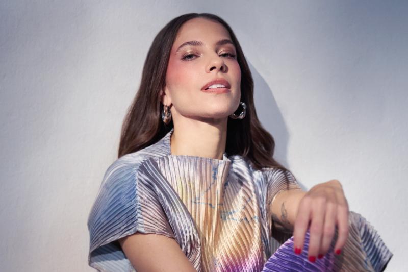 Debi Nova y Leonel García exploran el amor que se desvanece con “Se va”