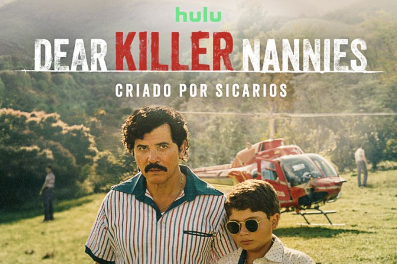 Póster promocional de la serie Dear Killer Nannies: Criado por Sicarios, con un adulto y un niño frente a un helicóptero rojo en un campo abierto, acompañado de logotipos de producción y distribución.