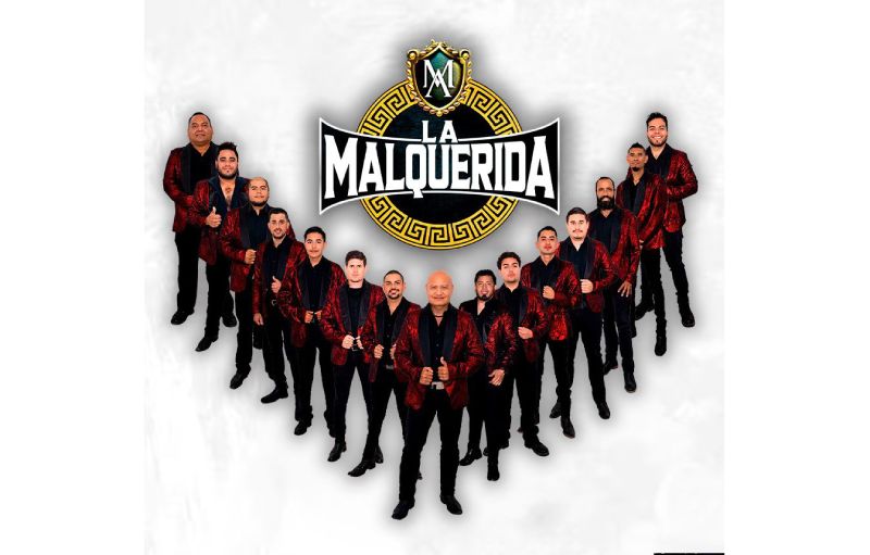 Banda La Malquerida – Imagen oficial 2026 Fotografía grupal de una banda regional mexicana posando frente a un emblema circular con su nombre, vestidos con trajes coordinados en tonos rojos y negros.