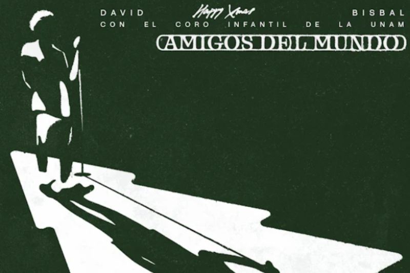 Portada oficial del sencillo Amigos del Mundo de David Bisbal Arte promocional en contraste de tono verde oscuro y silueta blanca de David Bisbal sobre una figura que simula un árbol de Navidad, con el texto David Bisbal con el Coro Infantil de la UNAM - Amigos del Mundo.