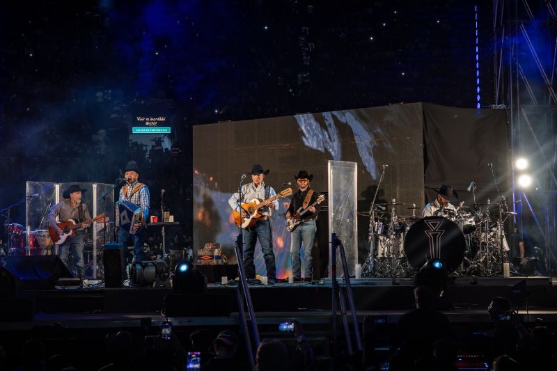 Intocable ofreció un concierto lleno de nostalgia y emoción en la Plaza de Toros La México