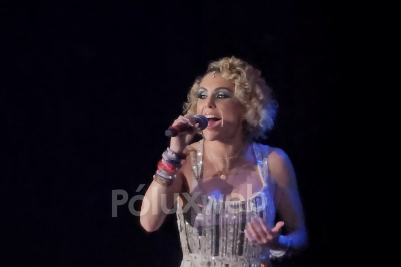 Romina Marroquín como Anna de Frozen La actriz y cantante Romina Marroquín cantando con gran emoción y brazos abiertos sobre el escenario.