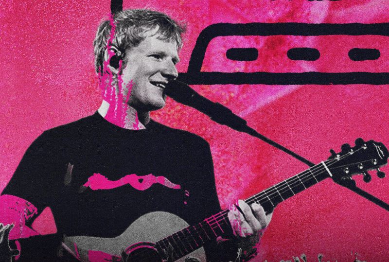 Ed Sheeran reacomoda fecha de concierto en la Ciudad de México Ilustración y fotografía estilizada de Ed Sheeran sonriendo mientras toca una guitarra acústica frente a un micrófono, con tonos de contraste en rosa y negro.