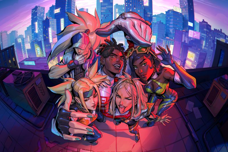 Ilustración publicitaria que muestra a los cinco integrantes del grupo virtual True Damage posando juntos en la azotea de un edificio con rascacielos iluminados al fondo bajo un cielo púrpura y el logotipo de la banda iluminado en el suelo.