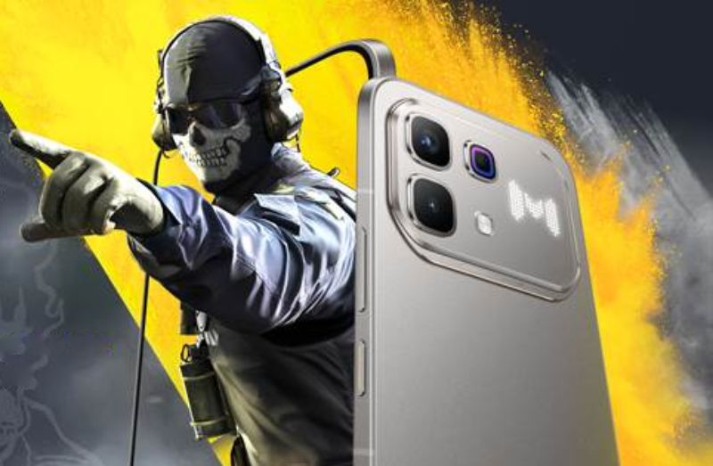 Imagen promocional con un personaje táctico y un smartphone con diseño metálico y patrón luminoso, en un entorno de colores intensos.