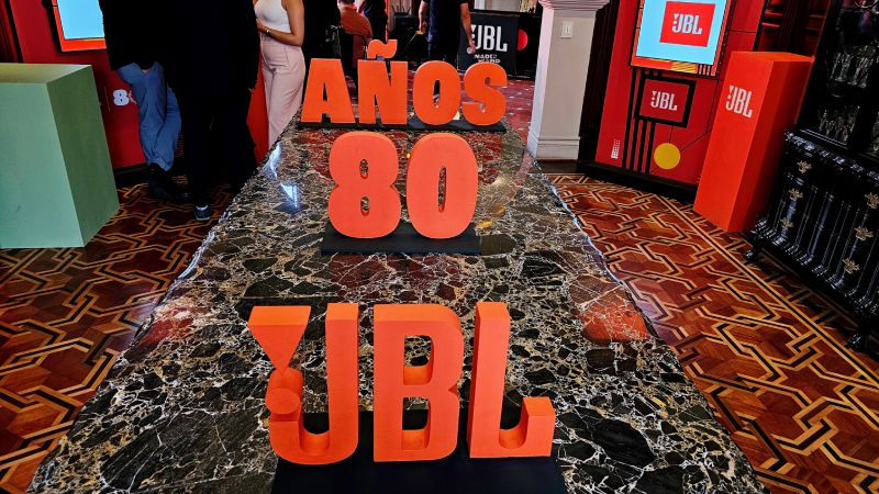 JBL – The Crib 4.0 Instalación con letras volumétricas naranjas y elementos decorativos alusivos a un evento temático.