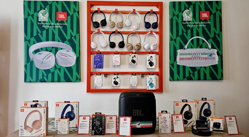 JBL – Exhibición The Crib 4.0 Exhibición de productos JBL con elementos visuales alusivos a una colaboración deportiva.
