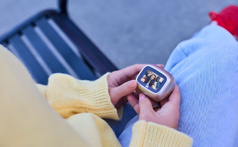 JBL lanza la serie Live 4 con estuche de carga inteligente y pantalla interactiva