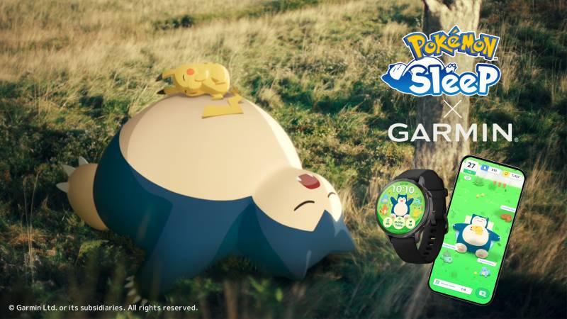 Integración de Pokémon Sleep con dispositivos Garmin Escena con Snorlax y Pikachu descansando sobre el pasto junto a un reloj inteligente y un telefono que muestran interfaces temáticas de Pokémon Sleep.
