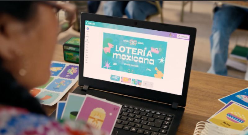 Una docente trabajando frente a una laptop negra abierta donde se observa en pantalla el diseño de la Lotería Mexicana en Canva, rodeada de tarjetas impresas sobre una mesa de madera.