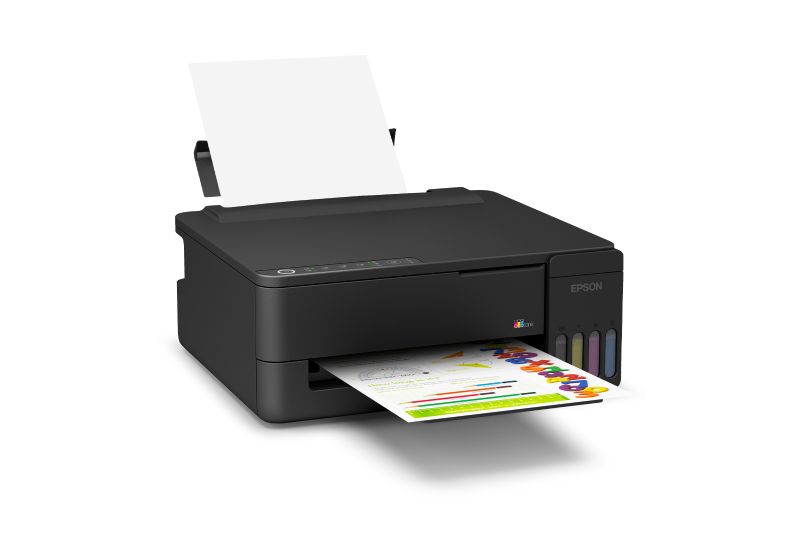 Impresora Epson EcoTank L1350 con tanques de tinta rellenables Impresora multifuncional de tanque de tinta continua Epson EcoTank L1350 de color negro imprimiendo una página a color con gráficos en papel blanco.