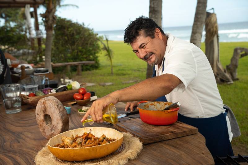 El chef Alex Ruiz explora la cocina de mar del Pacífico en nuevo programa