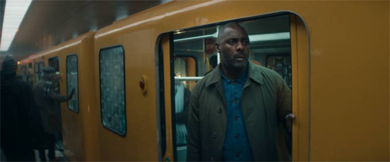Idris Elba regresa con más tensión en “Secuestro aéreo”