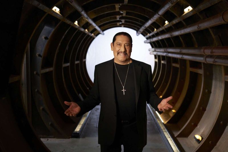 Persona de pie dentro de un túnel metálico iluminado, con un halo de luz al fondo y una atmósfera cinematográfica.