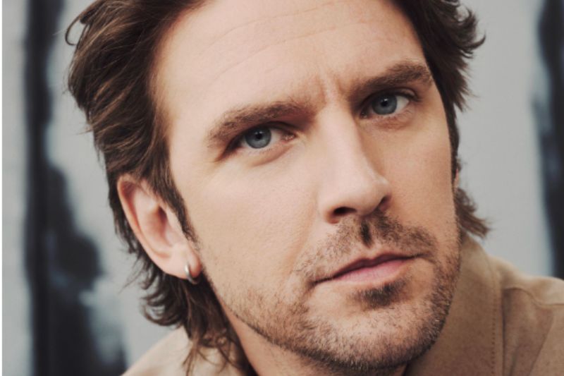 Dan Stevens en Dexter Resurrección Paramount Plus Retrato de Dan Stevens con expresión seria en primer plano, destacando su participación en Dexter: Resurrección.