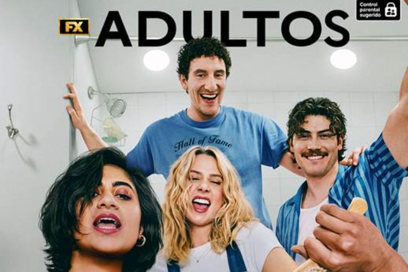 Elenco principal de la comedia Adultos de FX disponible en Disney Plus Afiche promocional de la serie Adultos de FX en encuadre picado dentro de un baño blanco. En la parte superior sobresale el logo de la serie en letras negras junto al emblema de FX. En primer plano y sonriendo de forma espontánea aparecen Issa (Amita Rao), Billie (Lucy Freyer) con cabello rubio, Samir (Malik Elassal) al fondo con camiseta azul y Paul (Jack Innanen) a la derecha vistiendo una camisa azul a rayas.