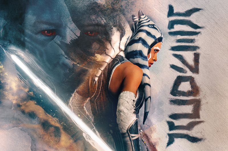 Ilustración promocional de estilo artístico que muestra a Ahsoka Tano de perfil sosteniendo su sable de luz blanco encendido, mientras al fondo se dibuja en tonos fríos la silueta del rostro del Gran Almirante Thrawn con sus característicos ojos rojos.